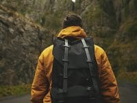 Kata-Kata Bijak Pendaki Gunung - Pria Bawa Tas Punggung Mendaki