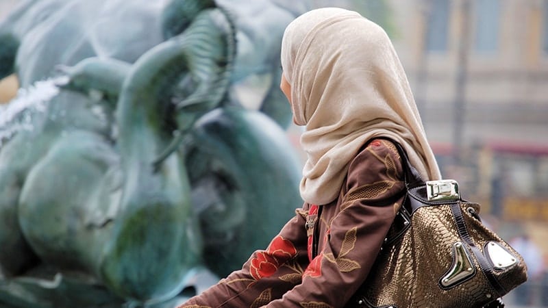 Kata-Kata Cinta Islami yang Menyentuh Hati Pria - Perempuan Berjilbab
