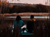 Kata-Kata Bijak Cinta Bahasa Inggris - Pasangan di Tepi Danau