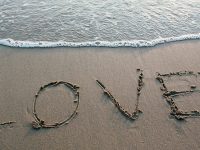Kata-Kata Cinta Bahasa Inggris - Tulisan Love di Pantai