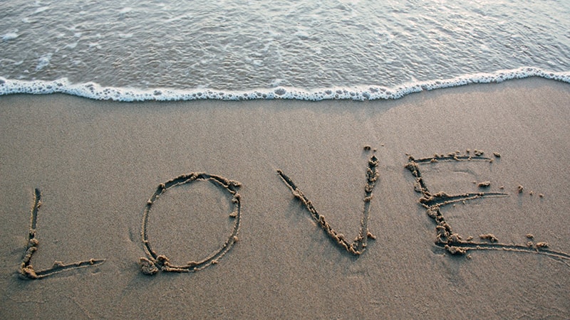Kata-Kata Cinta Bahasa Inggris - Tulisan Love di Pantai