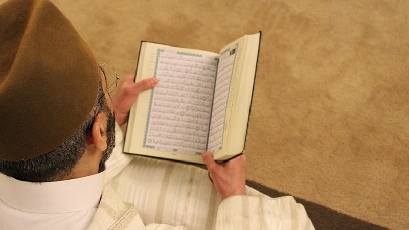 Pria Baca Al-Qur'an