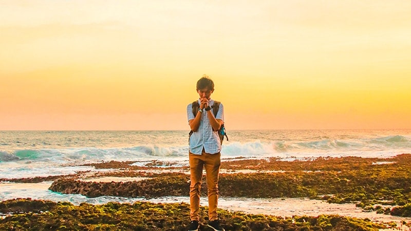 Kata Mutiara Ikhlas Menerima Kenyataan - Pria Berdoa Pinggir Laut