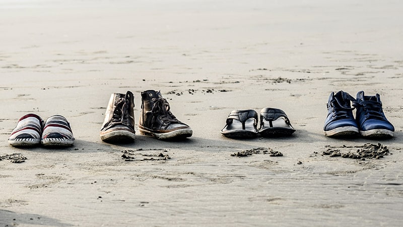 Sepatu di Pantai