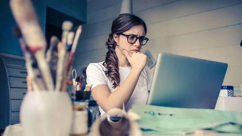 Kata-Kata Bijak Motivasi Kerja - Wanita di Depan Laptop