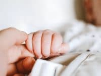 Kata Bijak Orang Tua untuk Anaknya - Menggenggam Tangan Bayi
