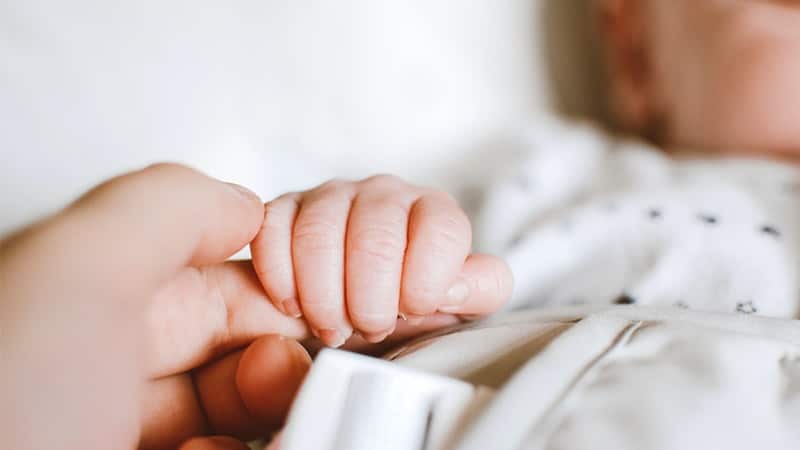 Kata Bijak Orang Tua untuk Anaknya - Menggenggam Tangan Bayi
