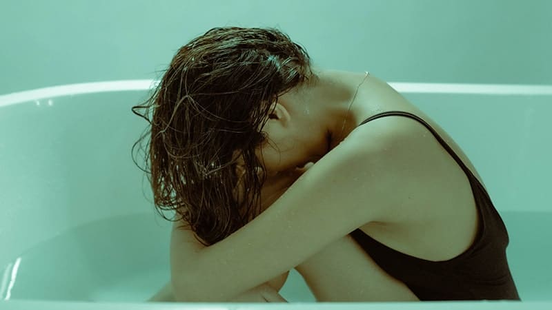 Kata-Kata Bijak tentang Kesedihan Wanita - Perempuan Sedih di Bath Tub