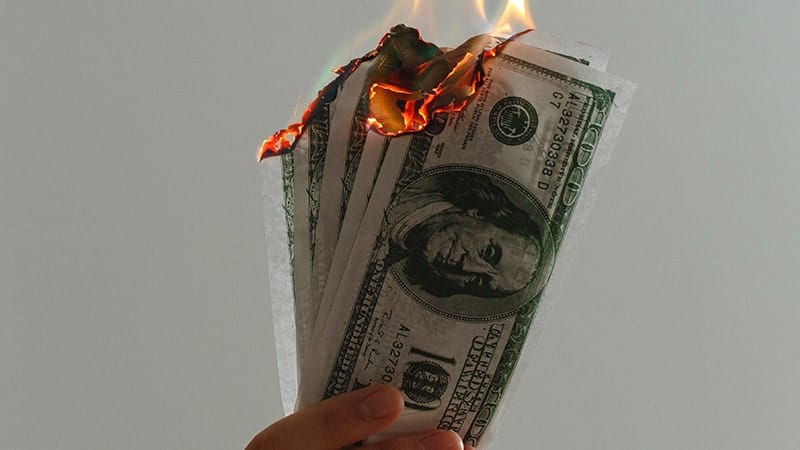 Membakar Uang