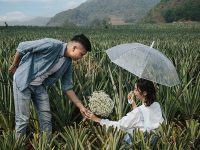 Kata-Kata Romantis Singkat Buat Pacar Tersayang - Pasangan Pemotretan di Kebun