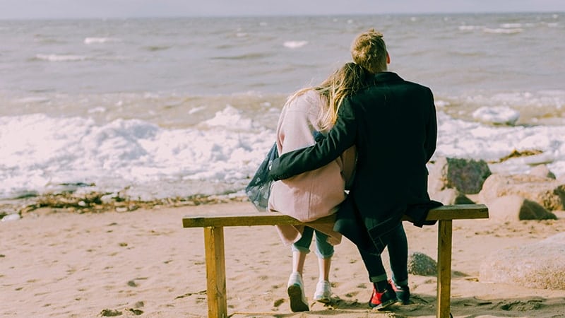 Kata-Kata Mutiara untuk Istri di Rumah - Pasangan di Pantai