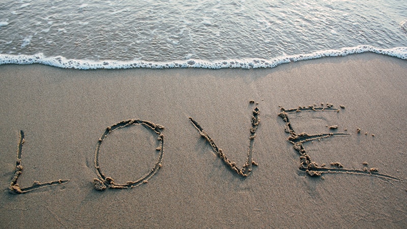 Kata-Kata Perjuangan Cinta - Tulisan Love di Pantai