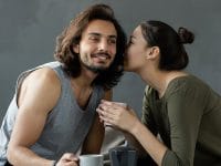 Kata-Kata Romantis Tapi Lucu - Wanita Berbisik Kepada Pasangannya