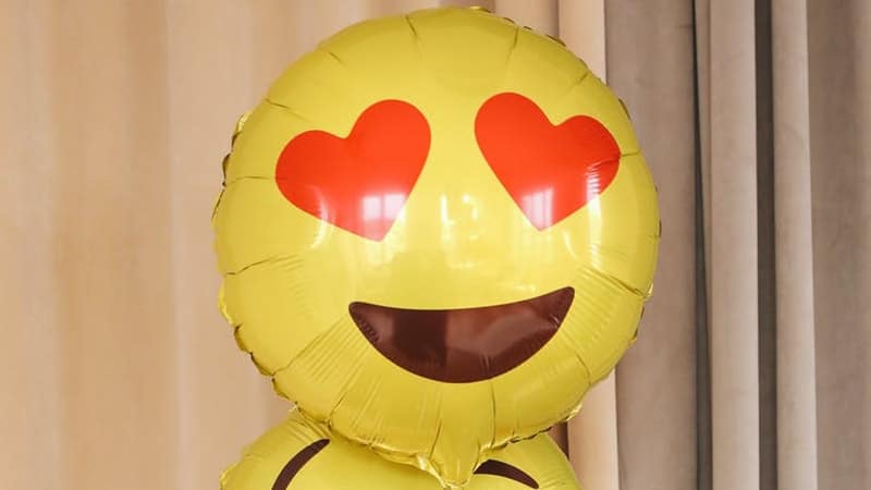 Kata-Kata Gombal Perbedaan - Balon Emoji