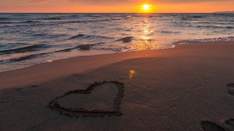 Ungkapan Cinta Diam-Diam - Tanda Hati di Pantai