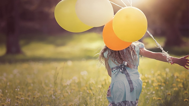 kata-kata bijak kehidupan - seorang gadis berlari sambil memegang balon