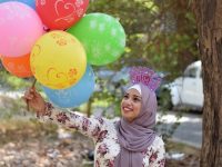 Ucapan Selamat Ulang Tahun Islami - Memegang Balon