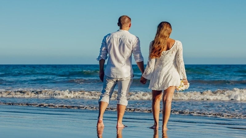 Quotes Makasih buat Suami - Pasangan Kekasih di Pantai