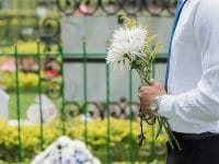 Ucapan Turut Berduka Cita Kristen - Laki-Laki Membawa Bunga