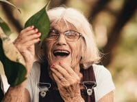 Kata-Kata Lucu Bahasa Jawa dan Artinya - Nenek Tertawa