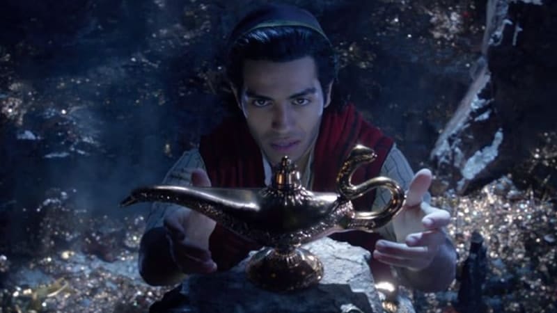 Cerita Aladin dan Lampu Ajaib - Ali Memegang Lampu