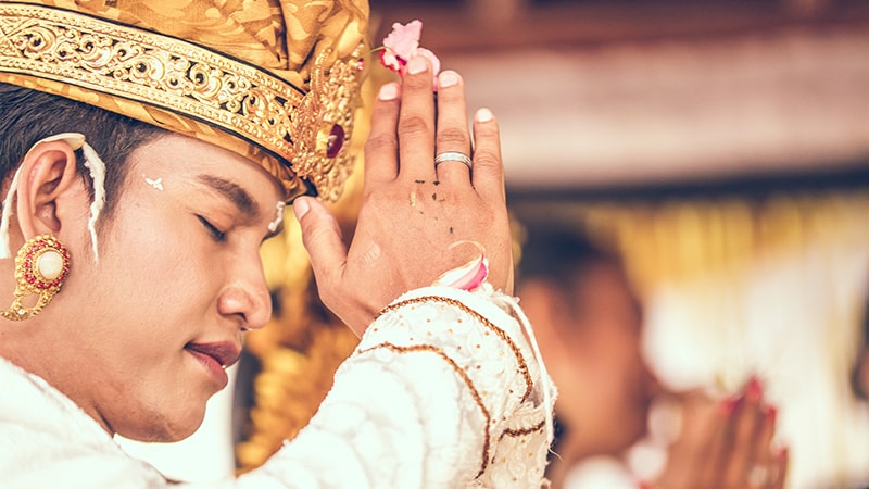 Cerita Rakyat Bali - Pria Sedang Berdoa