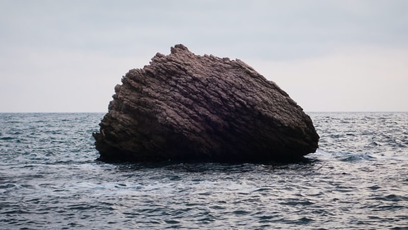 Legenda Batu Ajuang Batu Peti - Batu Tengah Laut