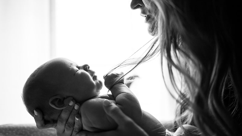 Kata Mutiara Syukur Atas Kehamilan - Menggendong Bayi