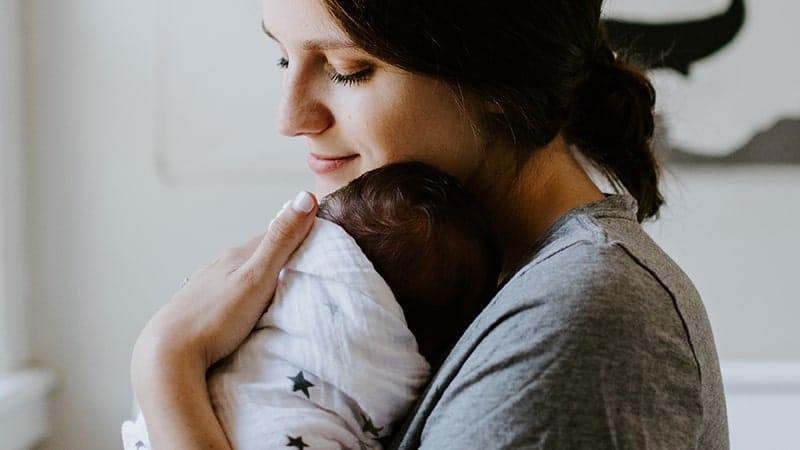 Kata Mutiara Syukur Atas Kehamilan - Memeluk Bayi