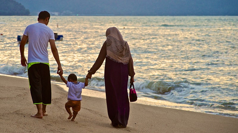 Kata-Kata untuk Keluarga Kecil Bahagia - Berjalan di Tepi Pantai