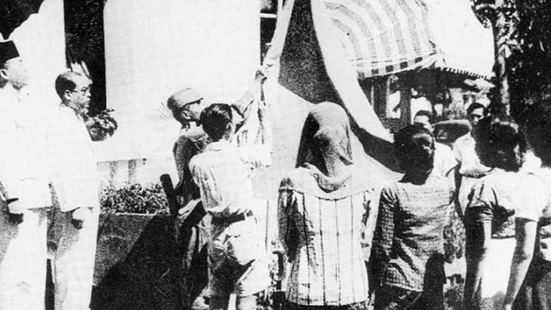 Perumusan dan Pengesahan UUD 1945 - Pengibaran Bendera
